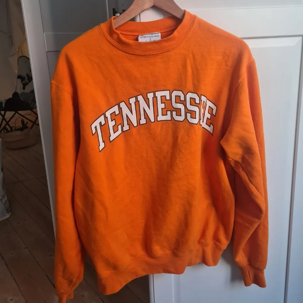 Säljer nu men absolut finaste collegetröja. I storlek S men en oversize fit (jag är vanligtvis M).  I fantastisk trendig orange färg, med texten Tennessee.  Älskar denna något otroligt men jag passar inte I orange  Köpt vintage men fint skick.. Hoodies.