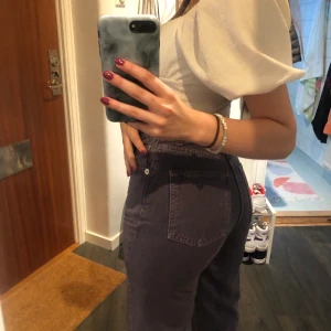 Zara jeans - Säljer skit snygga lila jeans i full length från zara, då dem blivit lite för små:(  Ha i åtanke att fägen ser skev ut på bilden pga av ljuset.