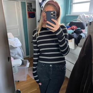 Tunn stickad - Så fin randig tröja från H&M. Perfekt långärmad tröja som är lång i ärmarna så att man kan dra dom över händerna när man har jacka! Aldrig använd och lappen kvar😍Skriv vid intresse och för fler bilder eller frågor🛍Checka in resten av min profil jag rensar