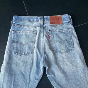 Levis 505 - (Sista bild syns de på) väldigt fina lowrised Levis jeans ”505 C” 👖 säljes då de blivit för små :/  Storlek: W25 L30
