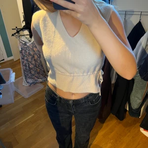 Stickad topp - Stickad jättefin topp som funkar till fest eller vardag! Går att ha separat men även över en vit t shirt:) Skriv för frågor, fler bilder eller vid intresse! Checka in restan av profilen för jag rensar garderoben💕💕