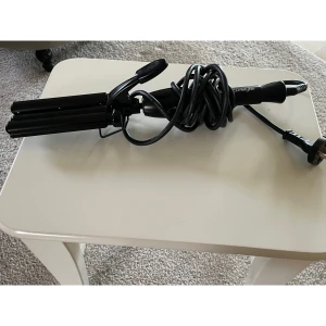 Ceramic Curlstyler trippeltång - Bra skick.   Märke: Ceramic Curlstyler.  utformad för att enkelt skapa perfekta vågor i håret till festen eller vardags.🤍