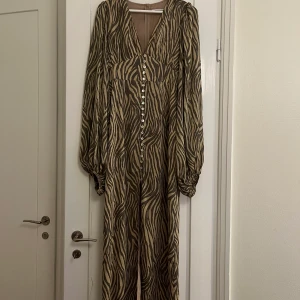 Adoore klänning  - Storlek 36. Aldrig använd. Normal/liten i storlek.