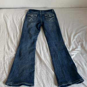 Säljer mina trendiga jeans med fikor där back