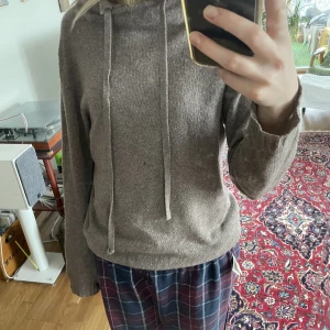 Stickad sweatshirt  - Den har typ 3 små hål, som man lätt kan sy ihop. Jag kommer inte ihåg exakta Nypris  men det var över 2000.