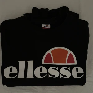 Ellesse sweatshirt  - Säljer denna ellessetröjan då jag vuxit ur den. Är i gott skick men något liten i storleken!