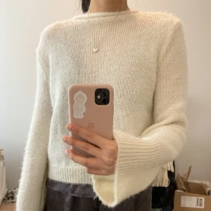 Vit stickad tröja - Vit stickad tröja från Nakd. Jätteskönt material och nästan aldrig använd! Lite vidare ärmar. Smått glittrig men syns inte jättetydligt. 