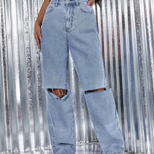 High waist jeans - Jättefina och de sitter perfekt vid midjan. Inget fel på de och de finns inga smuts märke och de är helt nya och oanvänd.
