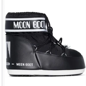 Moonboot  - Säljer ett par helt oanvända Moonboots i storlek 42-44. Anledning till att jag säljer var att jag har konstiga fötter och de ej passat 
