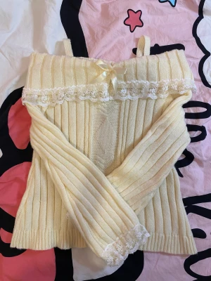 Beige off-shoulder kofta/tröja - Endast testad på och ej ”använd”! Köpt från Romwe, skuggan är endast min mobil och ej en fläck! 🎀