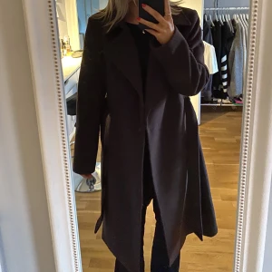 Brun kappa  - Säljer min bruna kappa då den inte kommer till användning, kappan är knappt använd å ser ut som ny💕 den andra bilden visar kappans färg bättre💕 köparen betalar för frakten! 
