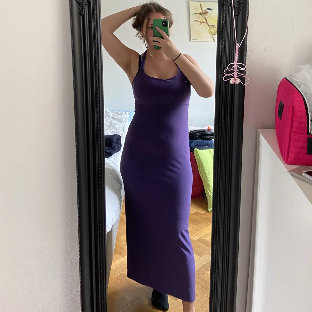 Jättesöt mörklila vintage Vero Moda klänning 💜 I halterneck som knyts i nacken. Storlek M men stretchig så kan funka på L också! Riktig 90-tal, sååå läcker, lite femme fatale 🔥🥵 Perfekt skick! . Klänningar.