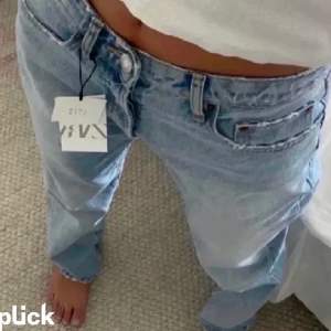 Lägger upp ett till par jeans från zara men i storlek 34. Dom är endast testade, köptes för 379 och jag säljer för 250+frakt💕 (lånade bilder)
