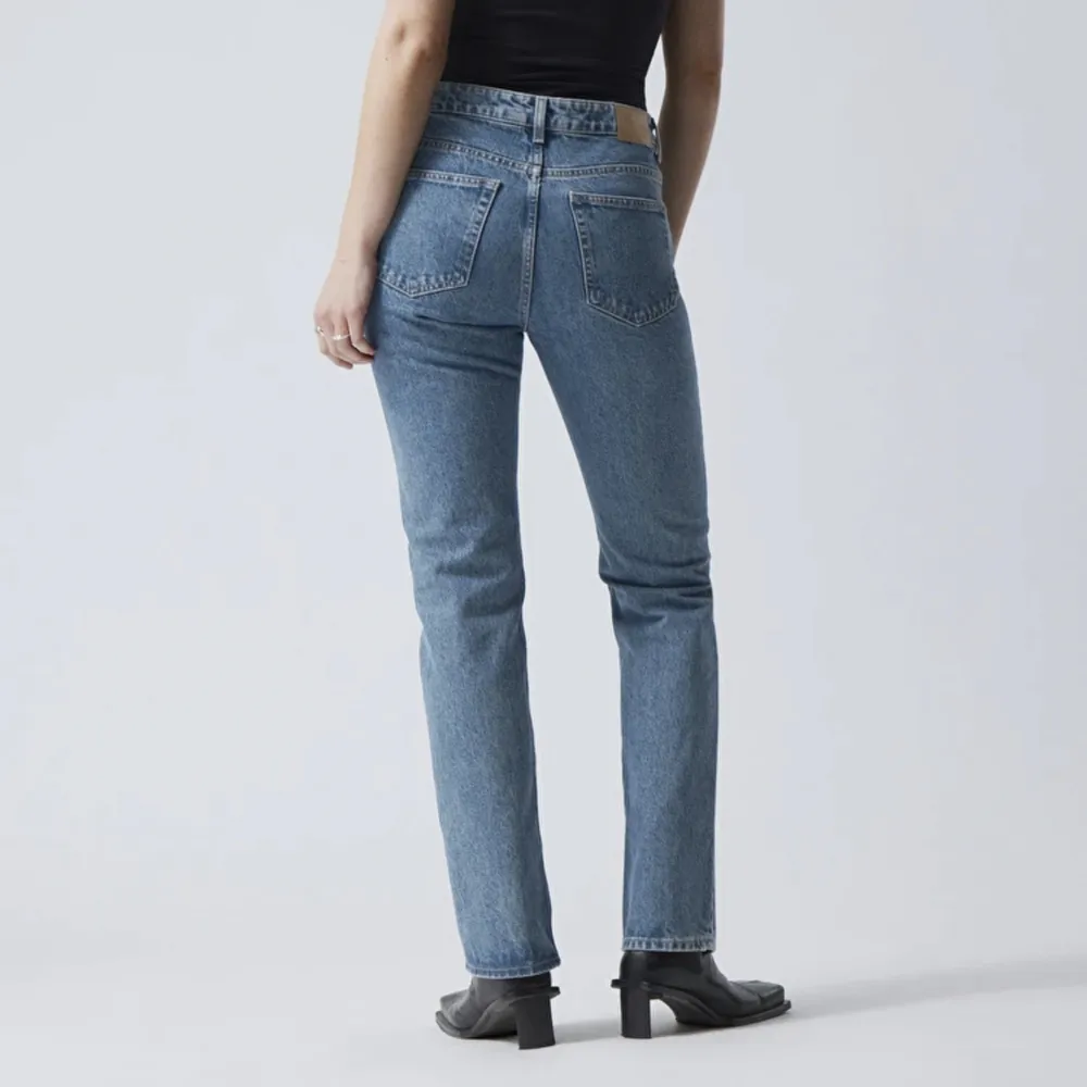 jeans från weekday i storleken 26/32. färgen heter ”harper blue”. endast använd enstaka gång men säljer då de blivit för stora. nypriset ligger på 590 kr. . Jeans & Byxor.