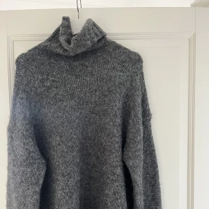 Stickad tröja  - En fin stickad polotröja från hm