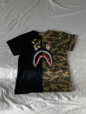 Bape T-shirt ( a beathing ape) - Bape T-shirt. Oanväd skick och inga skador. Som man kan se så är sitter prislapp kvar och samma gör påsen OBS (äkta)💧
