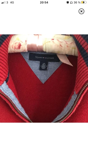 Tommy Hilfiger tröja  - Superfin äkta tjockare tröja från Tommy Hilfiger. Står S men passar mer M 