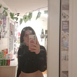 Svart lång ärmad crop top - Väldigt stretchig och långt uppe vid nacken