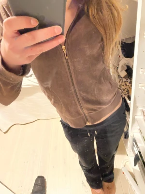 Juicytröja - Säljer min juicytröja i vintage modell. Storlek S men passar också XS❤️möts upp i Stockholm eller betalar köparen frakten❤️buda privat!!