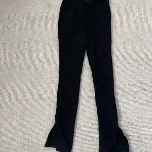 Kostymbyxor slits - Supersköna kostymbyxor med slits! Sitter tajt över benen för att gå ut längst ner vid slitsen Bra skick!