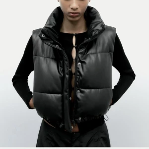 Väst - Supercool väst perfekt till våren 💗 Köpt från zara för 500kr! Sparsamt använt! Pris kan diskuteras vid en snabb affär! Tryck inte på köp nu!