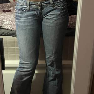 Så fina jeans!! Är för små för mig tyvärr. Köpta secondhand! Passar XS/ storlek 34.