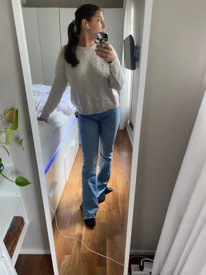 157 byxor  - Säljer dessa snygga jeans då jag inte använder dem längre! Frasiga längst ner, bra skick 