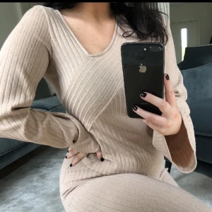 Mysset från bubbleroom - Ett mysset från Bubbleroom med långärmad tröja och byxor med långa ben.   Väldigt fint skick.  100kr Strl S