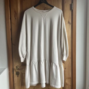 Mysig klänning - En mysig klänning från hm med volanger nedtill. Snygg att ha nu på våren. 