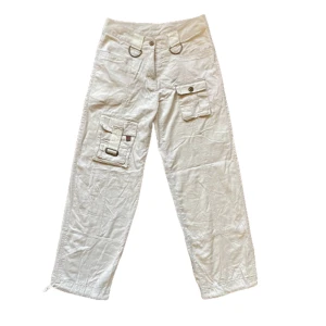 Beigea cargo byxor - Snygga cargo byxor från Fransa i stl L (Liten i storleken)❤️‍🔥 Finns täcken på användning Köp nu är på & köparen står för frakten💋  Kolla gärna in vår profil med kläder från bla Ed Hardy, True Religion och Miss Me🫶