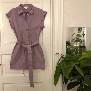 Klänning🤍 - Lila klänning från Monki, storlek S. Använd en gång. Kan mötas i Göteborg eller skicka  , köparen står för frakt. 