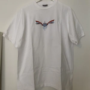 Vintage No Fear T-shirt  - Vintage No Fear T-shirt   Vit med tryck fram och bak  Ingen storleks lapp men passar som en herr L-XL 