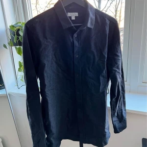 COS skjorta S - Skjorta från COS i storlek S Marinblå