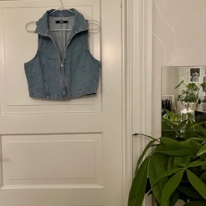 Jeansväst🤍 - Jeansväst från Bikbok, storlek L. Endast provad. Kan mötas i Göteborg eller skicka, köparen står för frakt.