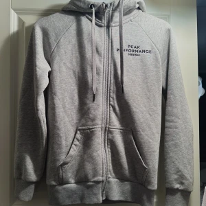 Peak performance kofta - Grå tjocktröja från peak performance i storlek xs