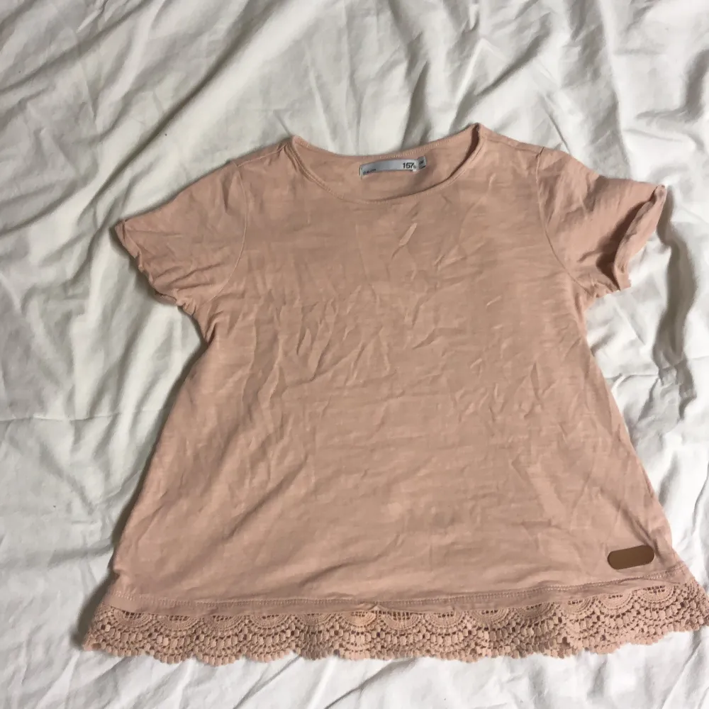 En helt plain rosa t-shirt från lager 157 i storlek 140. Använd men fortfarande i bra skick! Pris kan ändras vid snabb affär! Nås lättast på telefon☺️. T-shirts.