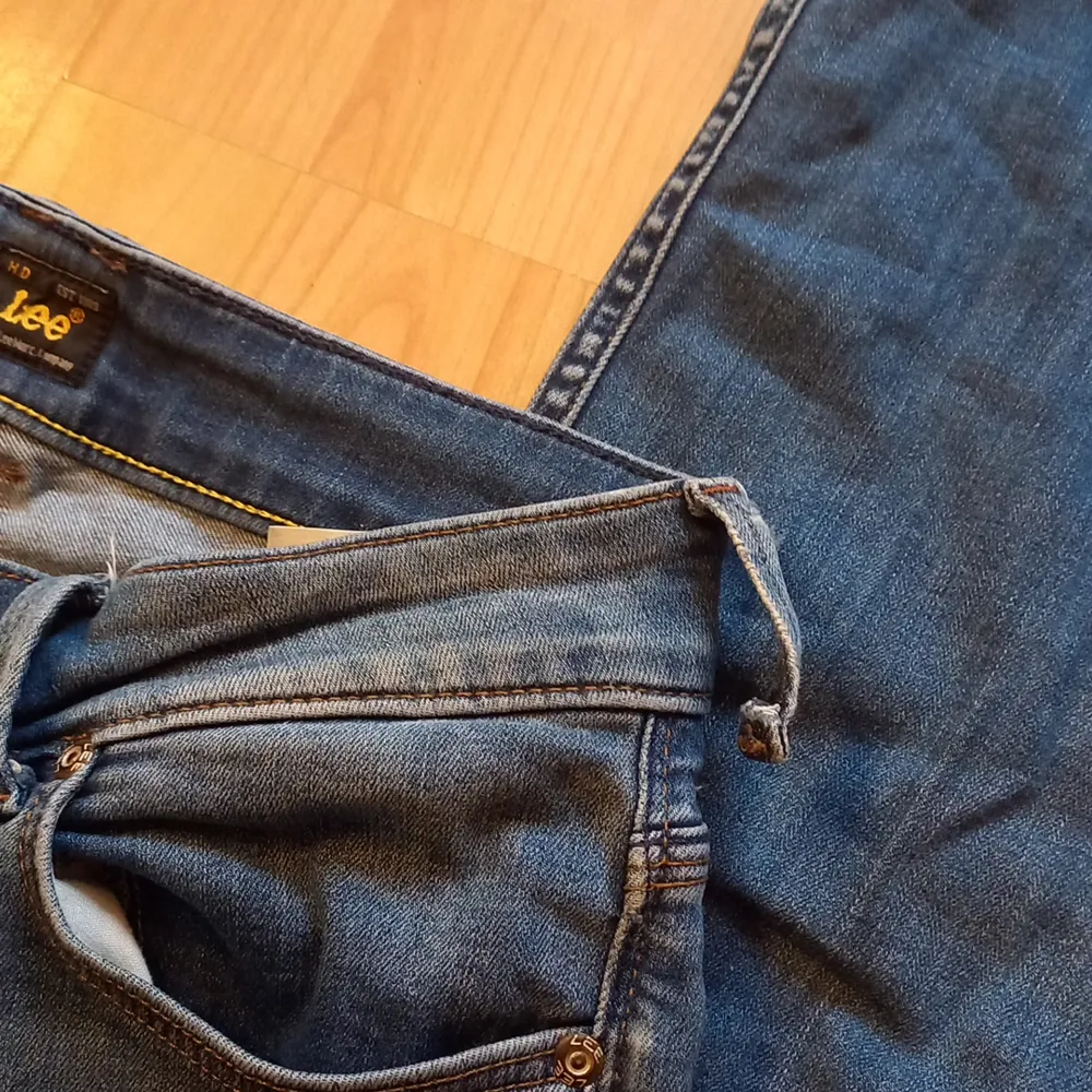 Lågmidjande och stretchiga jeans med bootcut på slutet. Har kommit till användning men har vuxit ut dem, w27 och L31. Jag är ungefär 168 och de är för korta för mig. Köparen står för frakten.. Jeans & Byxor.