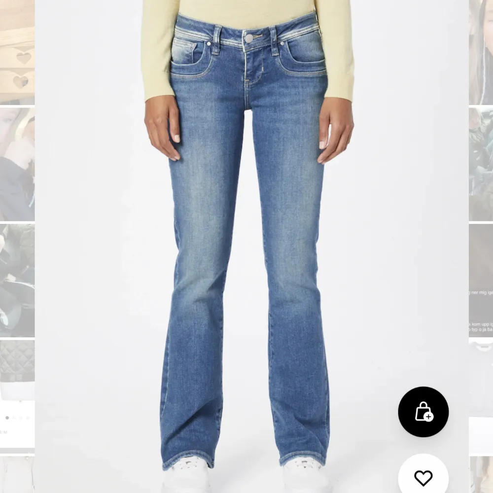 säljer mina lågmidjade Ltb bootcut jeans i modellen valarie. Jätteskönt stretchigt material o är sparsamt använda men säljer då de inte längre kommer till användning. Storlek W25 L32 men är väldigt stretchiga. Köp direkt för 700💕(många bud). Jeans & Byxor.