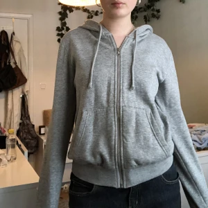 Söt grå zip up hoodie - Storlek xs men passar s om man vill ha mer fitted passform och xxs för mer oversized. Säljer då den inte kommer till användning💗