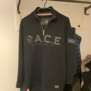 Ace half zip  - A.C.E half zip som helt ny har använt 3 gånger väldigt skönt 