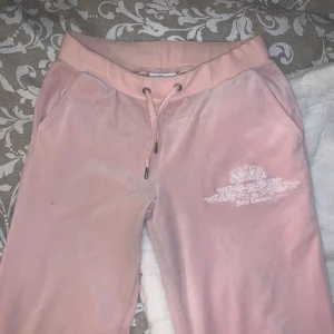 Juicy Couture byxor - Supersöta o lena mjukis från juicy, nästan som nya! De är lite smutsiga längst ner pga att de är lite långa på mig som är 165. Drar därav ner på priset, men går nog att tvätta bort 💕Storlek S