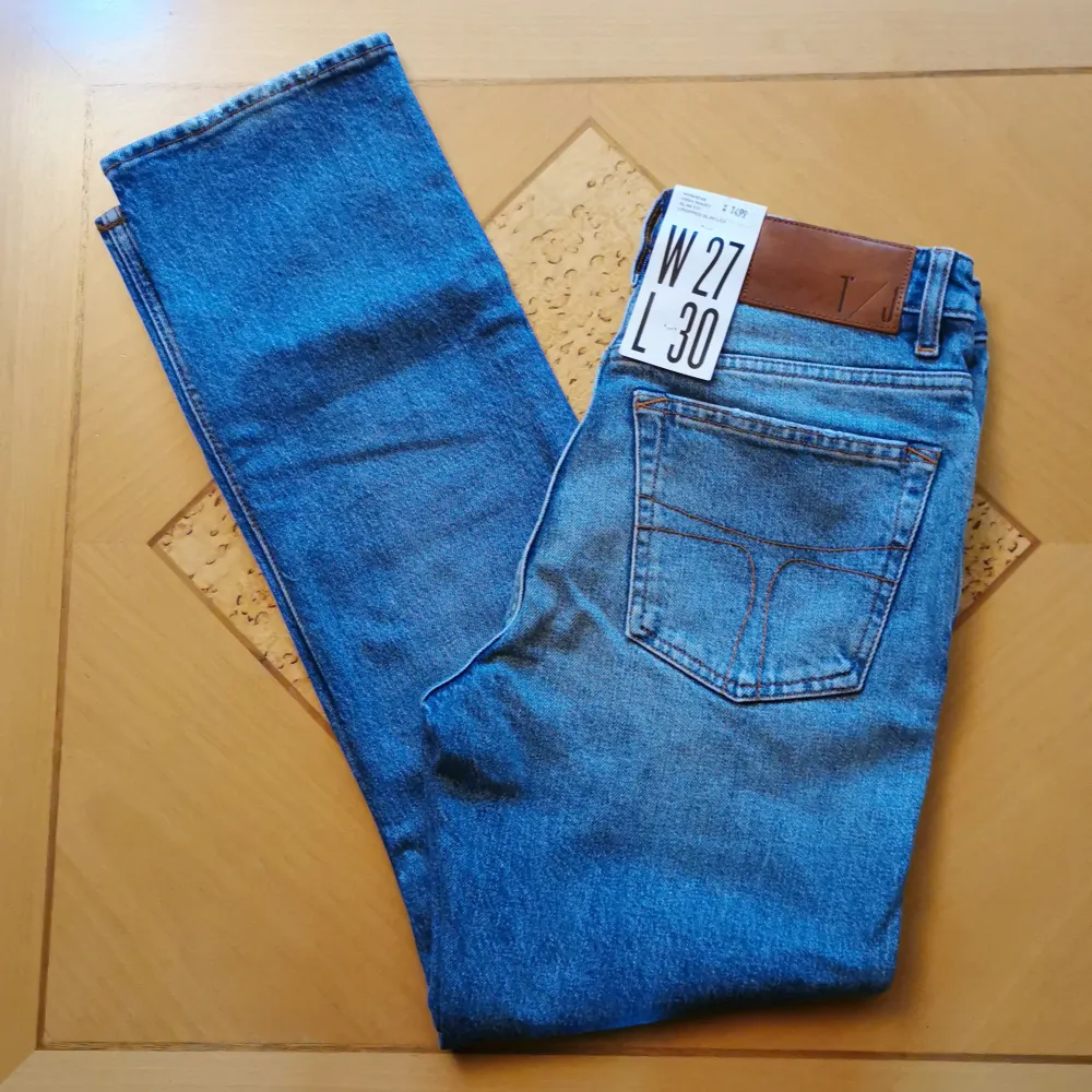 Jättefina, aldrig använda jeans från Tiger of sweden. Ursprungspris 1499! De är high waist och straight leg. Midjemåttet är ca 35 cm rakt över. Bara att skriva vid frågor :) Färgen är som på bild 2.. Jeans & Byxor.