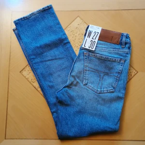 Tiger of sweden/Jeans - Jättefina, aldrig använda jeans från Tiger of sweden. Ursprungspris 1499! De är high waist och straight leg. Midjemåttet är ca 35 cm rakt över. Bara att skriva vid frågor :) Färgen är som på bild 2.