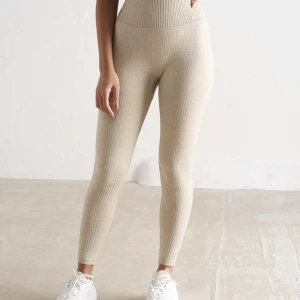 Träningstajts  - Beiga jättesköna träningstajts. Säljer pga att jag har för många och dessa inte kommer till användning. Ordinarie pris 599 säljer för 250