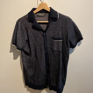 Stickad tröja  - Stickad skjorta från primark Sitter som en small och passar både tjejer och killar Pris 50kr