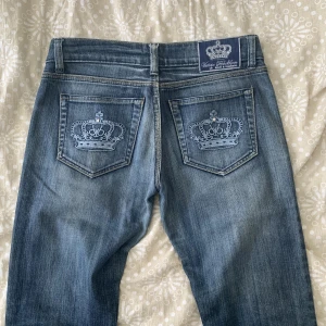 Victoria Beckham Jeans - Jeans i rak modell, fin färg och i bra skick. De är avklippta och uppsydda i benen, sitter bra på 160 cm 💙💙  Midjemått: 84 cm  Innerbenslängd: 74 cm 