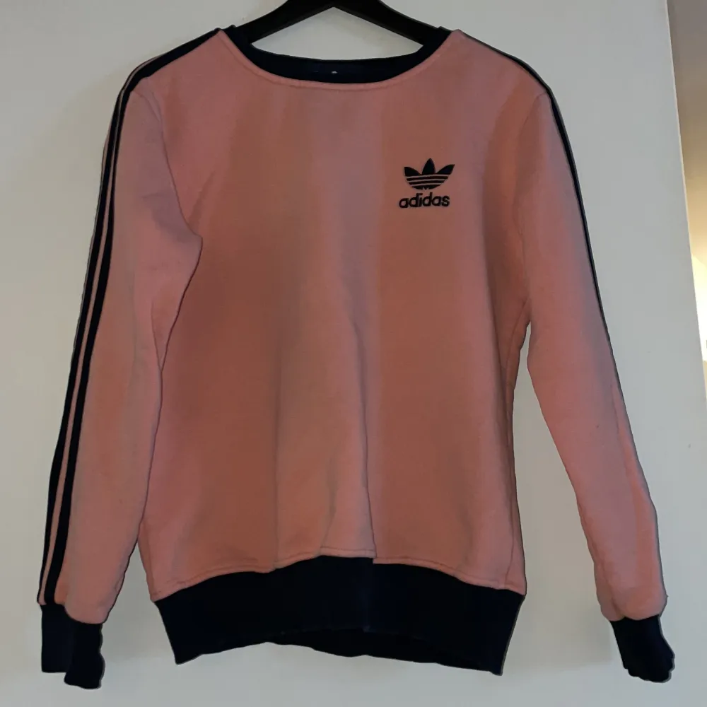 En adidas kopia tröja, som ny,  Står stl:xl i den men passar s-m . Tröjor & Koftor.