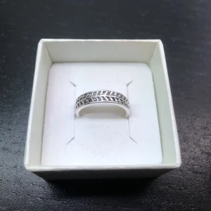 Silverfärgad ring - Hej👋! Säljer nu denna rostfria ring i mycket bra skick. Hör av dig vid intresse!😁