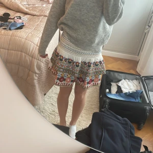 Kjol zara - Super fin kjol från zara som ej säljs längre!💗Nöpte förra sommaren och har använt ett fåtal gånger, är som ny!🤩 Har däremot klippt av det lilla snöret som fanns i midjan då jag störde mig på det, därav priset!!💗😘