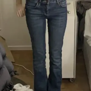 Jätte snygga jeans från zara nästan aldrig använt först bilden är lånad